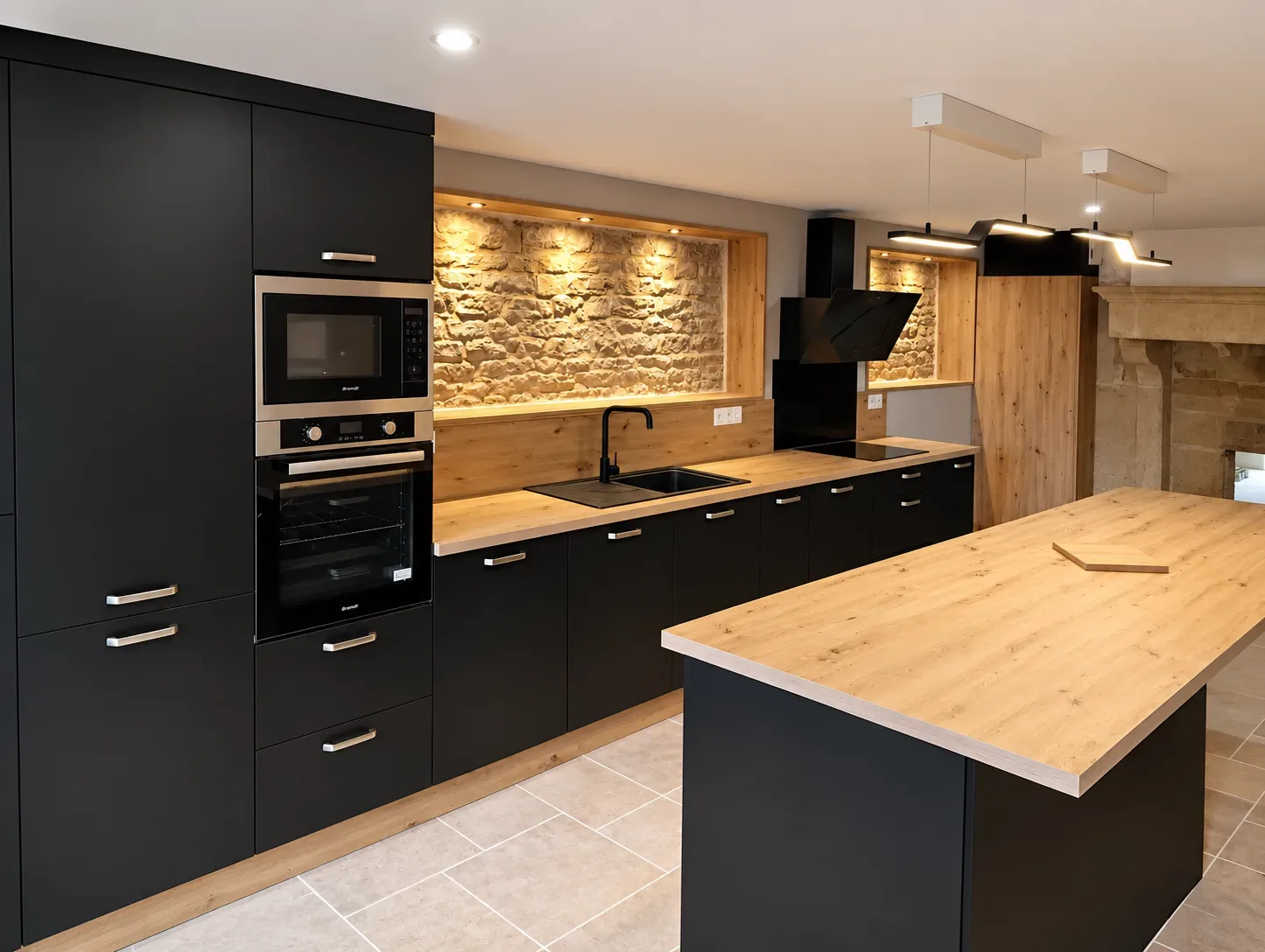 cuisine avec îlot en rénovation de maison (pierres apparentes)